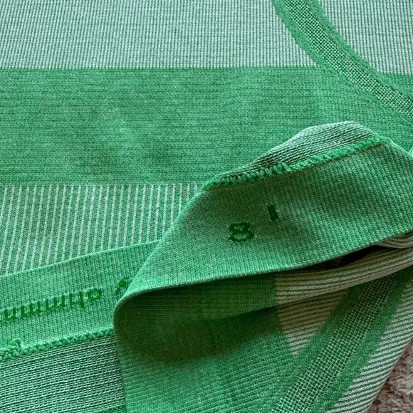 Lululemon Run: Swiftly Tech Short Sleeve in Heathered Green Bean Size 8 - Picture 9 of 14